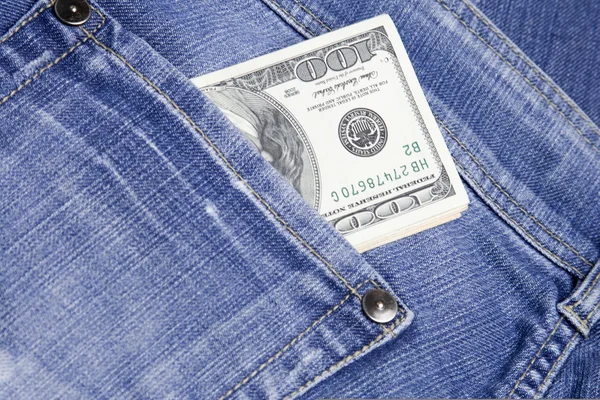 Les dollars sont dans la poche du jean — Photo