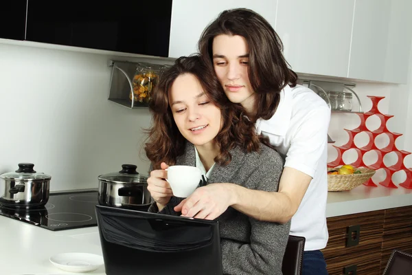 Casal feliz em sua cozinha — Fotografia de Stock