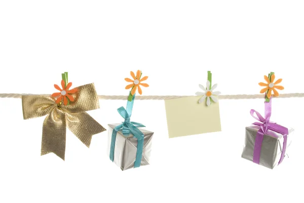 Asılı bir ip üzerinde hediyeler, ribbonn ve kağıt. — Stok fotoğraf