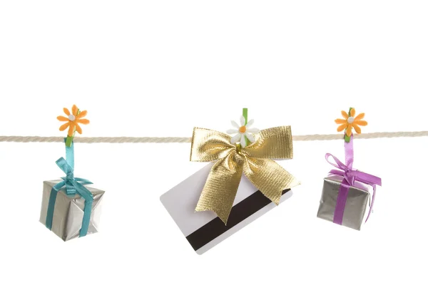 Egy kötélen lóg ajándékok és műanyag kártya. — Stock Fotó