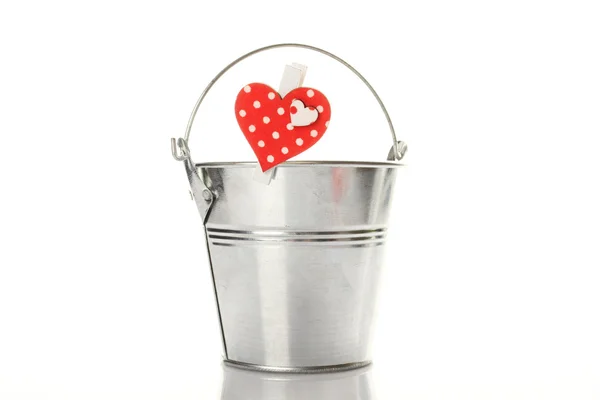 Plechový kbelík s pin se srdcem — Stock fotografie