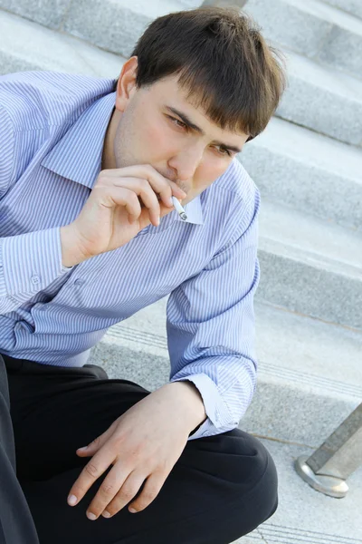 Podnikatel kouří — Stock fotografie