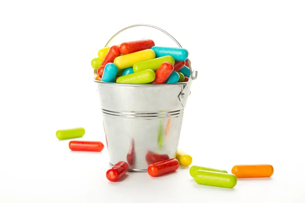 Caramelle colorate nel secchio — Foto Stock