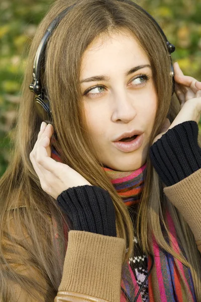 Mujer atractiva joven con auriculares — Foto de Stock