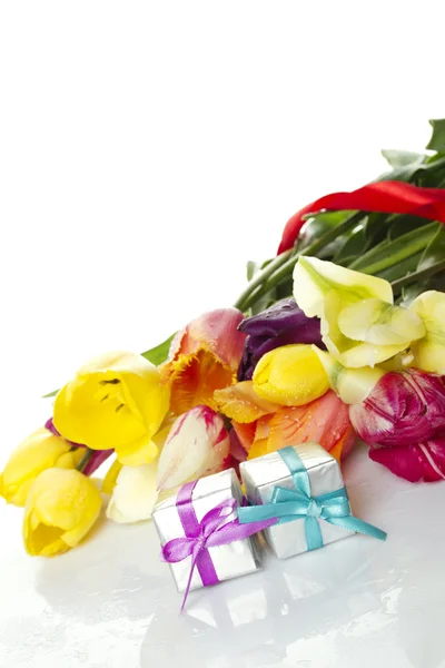 Tulpen en twee geschenkdoos — Stockfoto