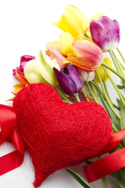 Tulpen und rotes Herz — Stockfoto