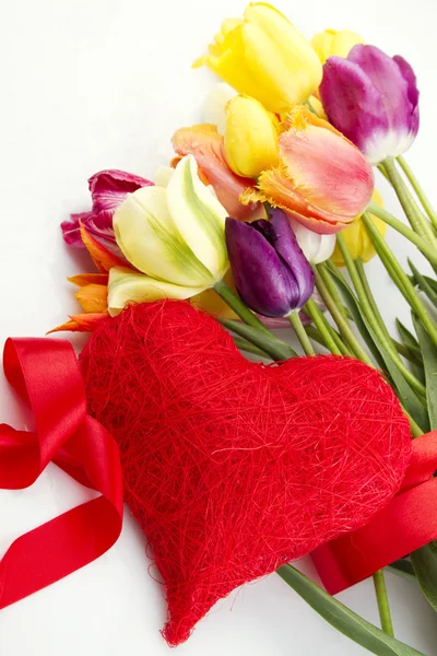Tulipanes y corazón rojo —  Fotos de Stock