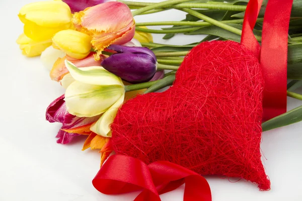 Тюльпани і червоне серце — стокове фото