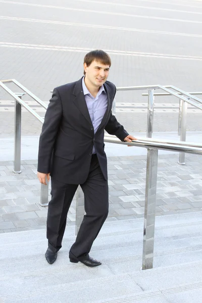 Hombre de negocios subir escaleras —  Fotos de Stock
