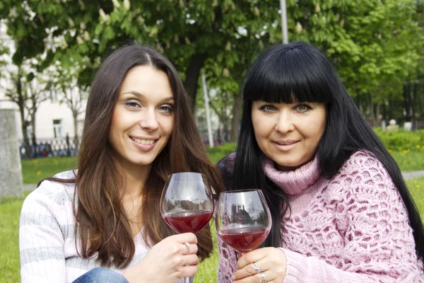 Moeder en dochter buiten het drinken van wijn — Stockfoto