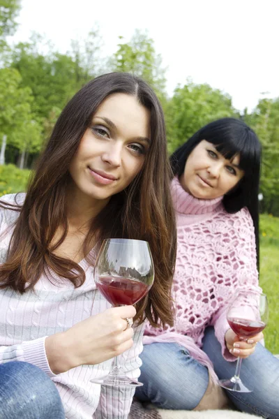 Mãe e filha bebendo vinho ao ar livre — Fotografia de Stock