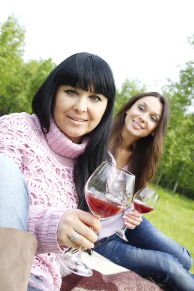 Mor och dotter dricker vin utomhus — Stockfoto
