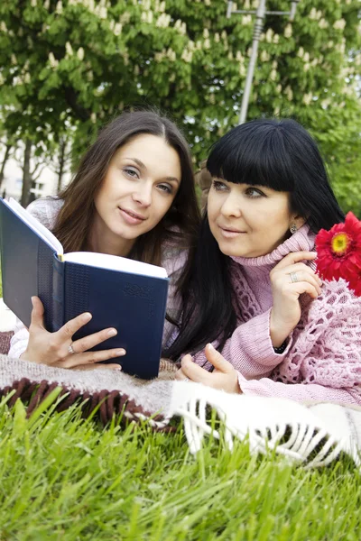 Mom and daughter reading a book — Stock Photo, Image
