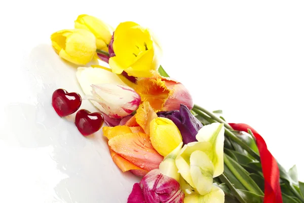 Tulipany i dwie czerwone serca — Zdjęcie stockowe