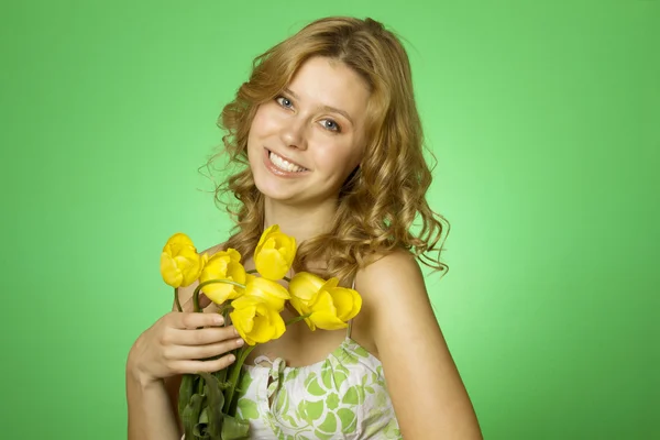 행복 한 젊은 여자 포옹 꽃 — 스톡 사진