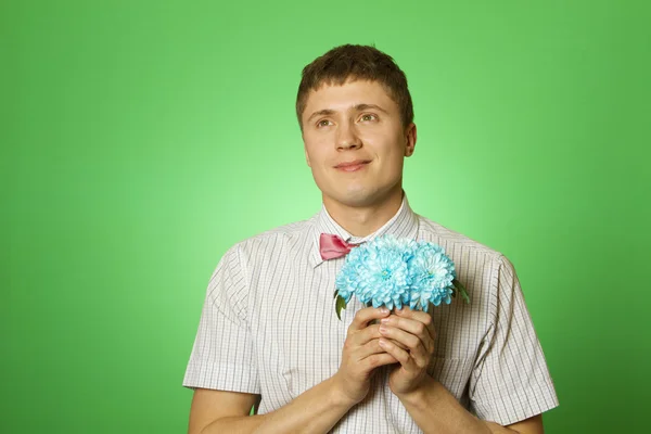 Parodie amant homme "nerd" avec un bouquet de fleurs — Photo