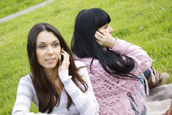 Mutter und Tochter am Telefon — Stockfoto