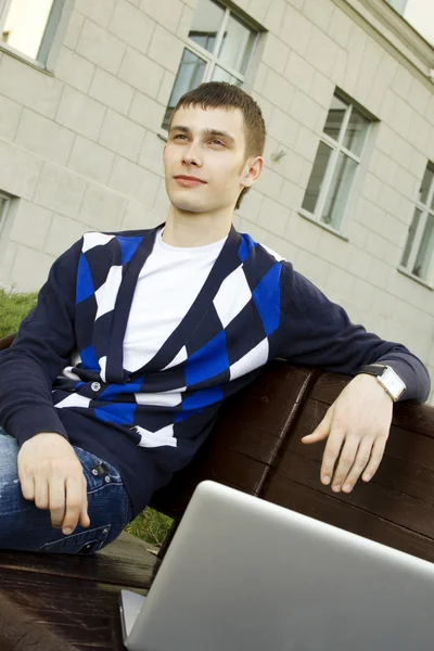 Estudiar con un portátil en el campus — Foto de Stock