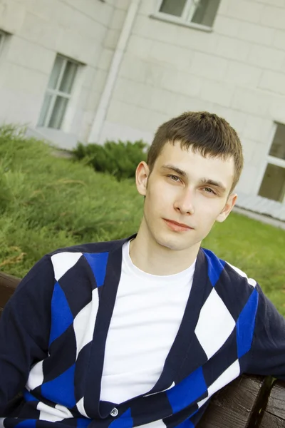 Atractivo chico estudiante en el campus —  Fotos de Stock