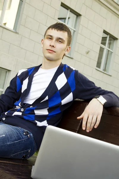 Studeren met een laptop op de campus — Stockfoto