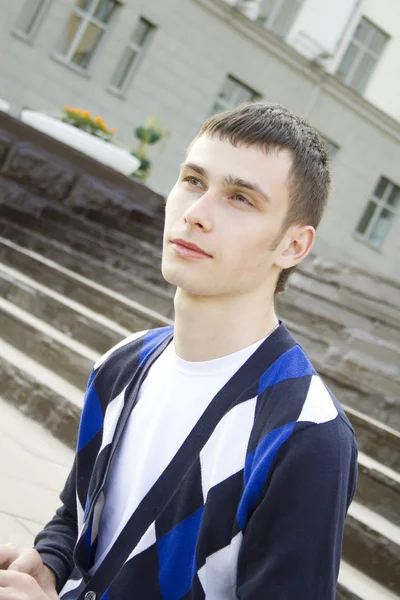 Atractivo chico estudiante en el campus —  Fotos de Stock