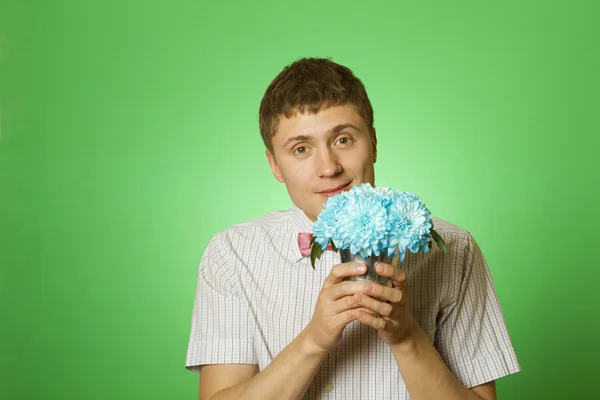 Amoureux homme "nerd" avec un bouquet de fleurs — Photo