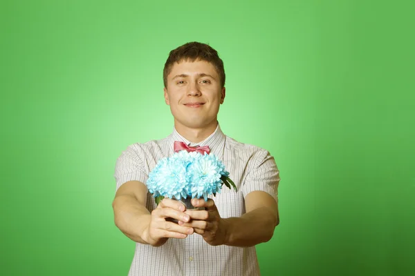 Liebhaber Mann "Nerd" mit einem Blumenstrauß — Stockfoto
