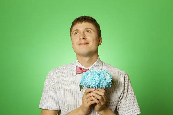 Amante hombre "nerd" con un ramo de flores —  Fotos de Stock