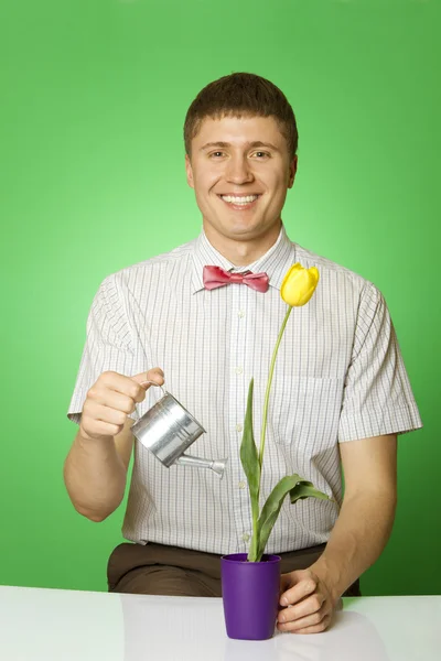 Κοντινό πλάνο ενός νεαρού άνδρα πότισμα ένα λουλούδι — Φωτογραφία Αρχείου
