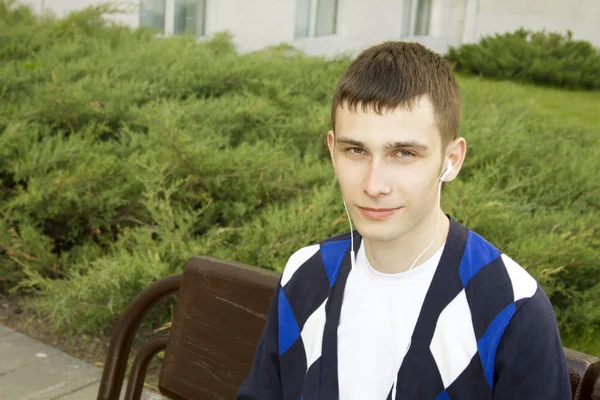 Closeup ενός νεαρού μαθητή αρσενικό στα ακουστικά — Φωτογραφία Αρχείου