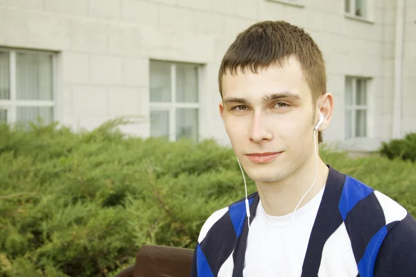 Closeup ενός νεαρού μαθητή αρσενικό στα ακουστικά — Φωτογραφία Αρχείου