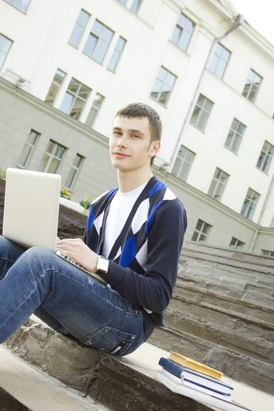 Bir dizüstü bilgisayarda çalışan genç bir öğrenci — Stok fotoğraf