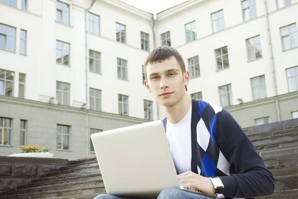 Молодий студент працює на ноутбуці — стокове фото