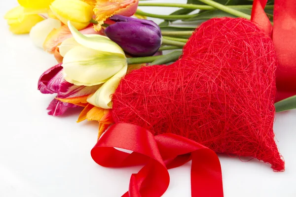Tulpaner och rött hjärta — Stockfoto