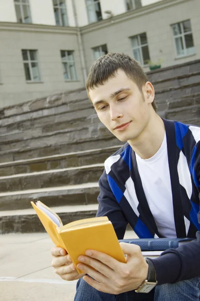 Estudante masculino no campus com livros didáticos — Fotografia de Stock