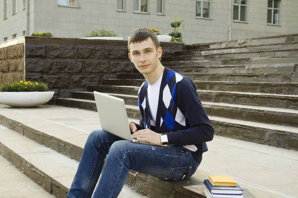 Jeune étudiant travaillant sur un ordinateur portable — Photo