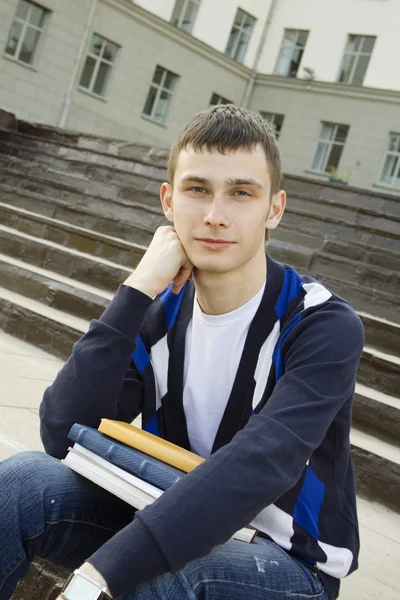Mužský student na koleji s učebnice — Stock fotografie