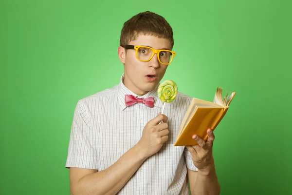 Joven hombre ratón de biblioteca lectura — Foto de Stock