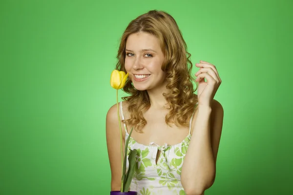 Šťastná mladá žena vytěžený květ — Stock fotografie