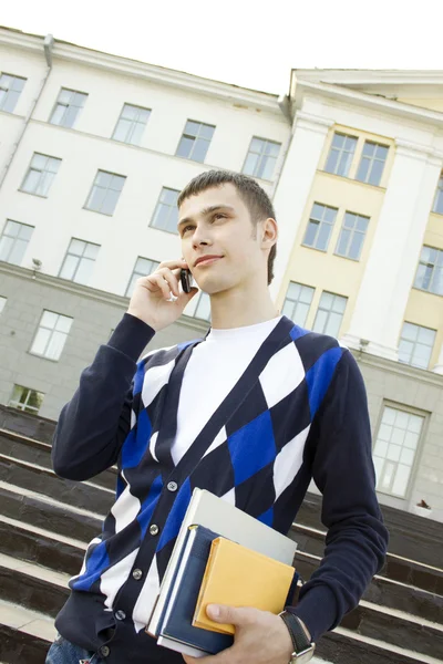 Φοιτητής άνθρωπος μιλώντας στο τηλέφωνο — Φωτογραφία Αρχείου