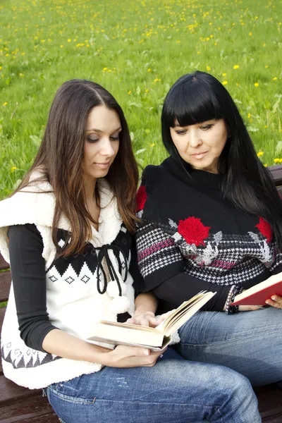 엄마와 딸이 책을 읽고 — 스톡 사진