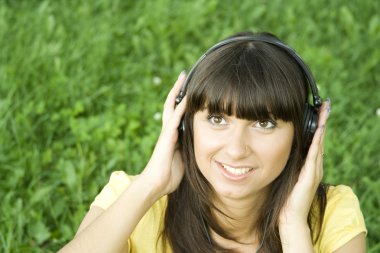 Genç kadın müzik dinliyor.