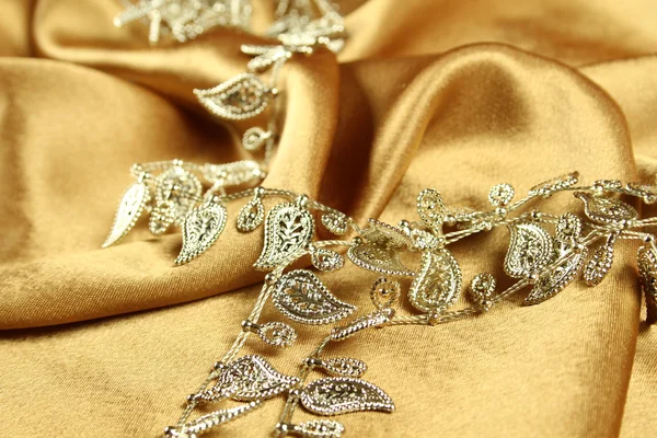 Háttérben az arany ruhába — Stock Fotó