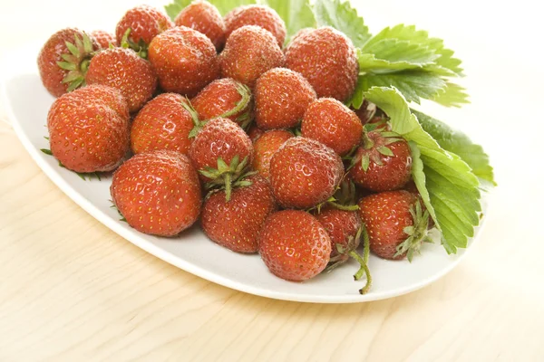 Tallrik full av jordgubbar — Stockfoto