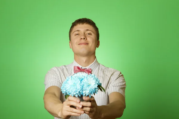 Hombre sosteniendo flores —  Fotos de Stock