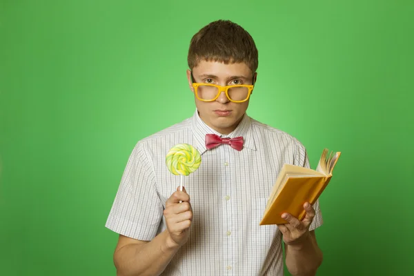 Junger Mann liest Bücherwurm — Stockfoto