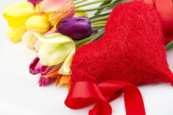 郁金香和红色的心 — 图库照片