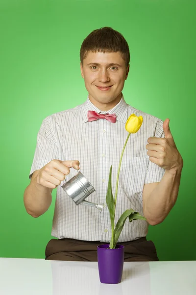 Κοντινό πλάνο ενός νεαρού άνδρα πότισμα ένα λουλούδι — Φωτογραφία Αρχείου