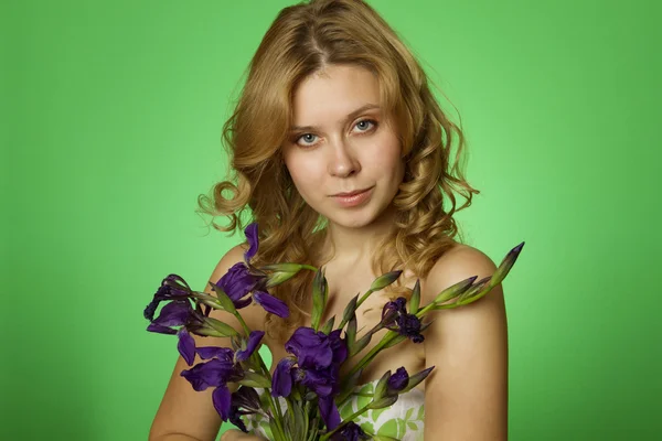Atraktivní dívka objímání kytice iris — Stock fotografie