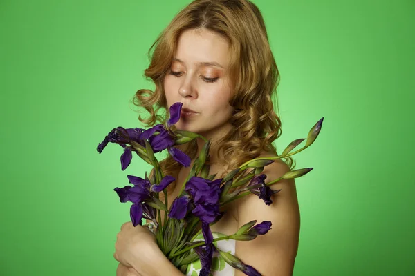 Attraente ragazza che abbraccia un bouquet di iridi — Foto Stock